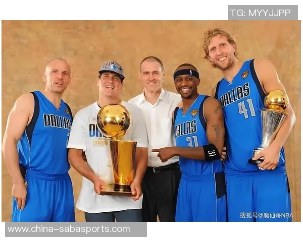 里斯三分球表现惊艳砍下12分助力球队逆转卫冕冠军更衣室庆祝热烈